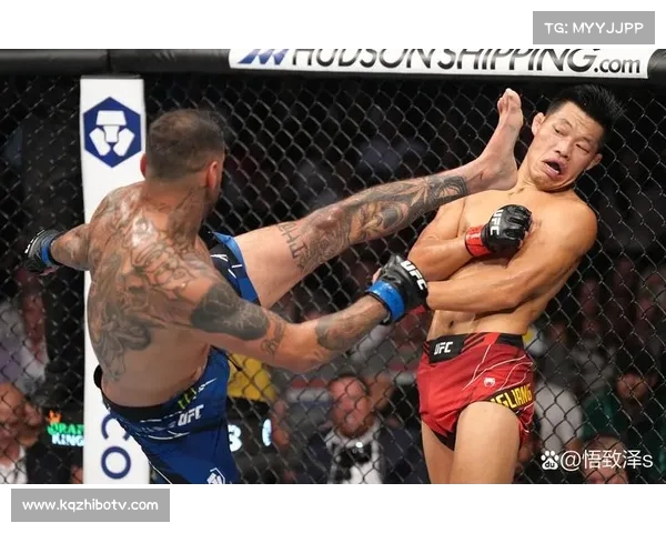 UFC重量级选手巴内特比赛中短裤滑落，造成尴尬场面